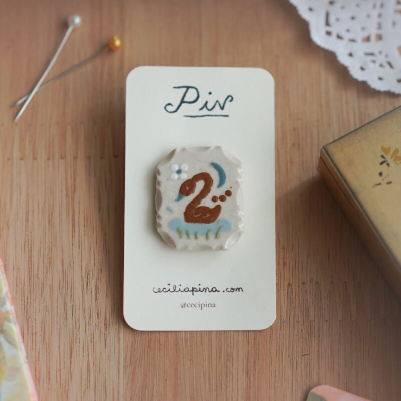 cisne y luna azul / broche