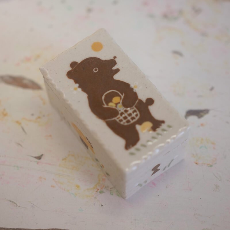 Oso con canasta de hongos / Caja