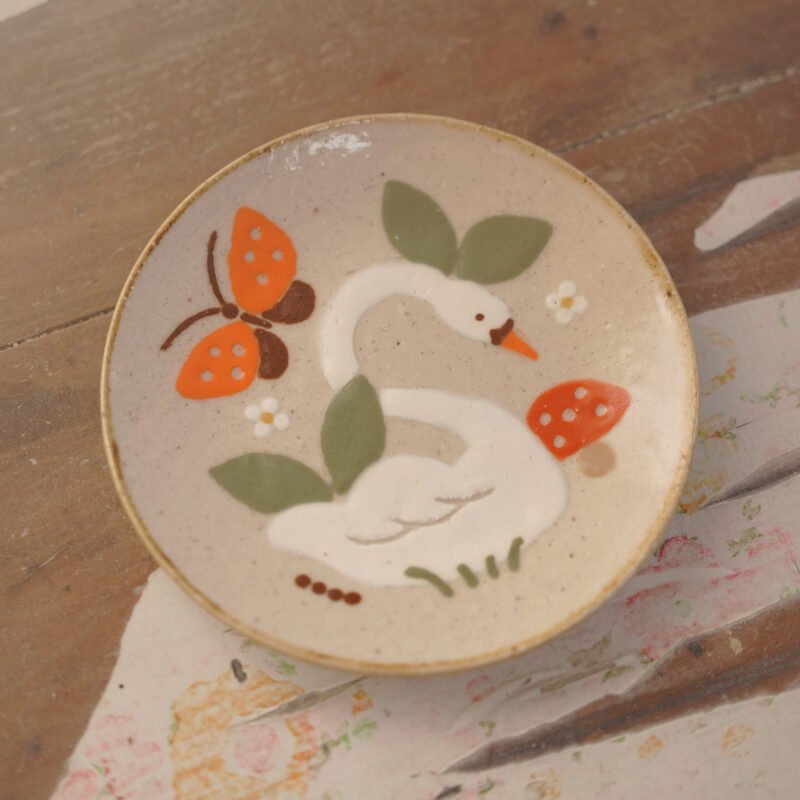 cisne, hongo y mariposa / plato