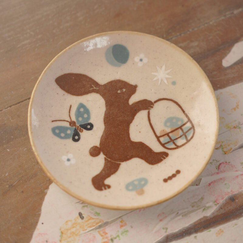 conejo y canasta de hongos / plato