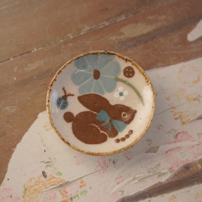 conejo con flor celeste / plato pequeño