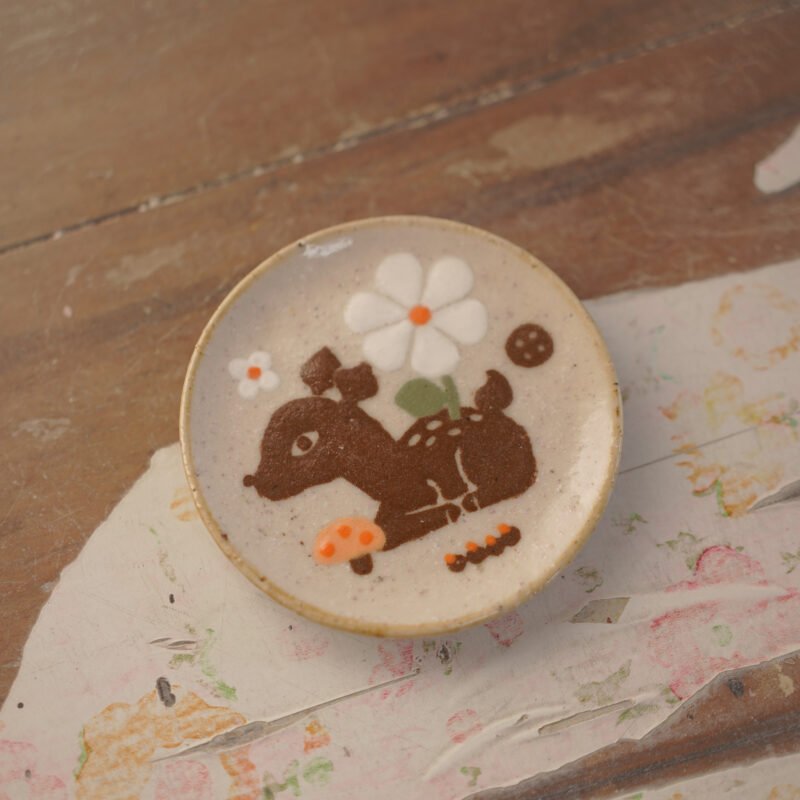 ciervo y flor blanca / plato pequeño