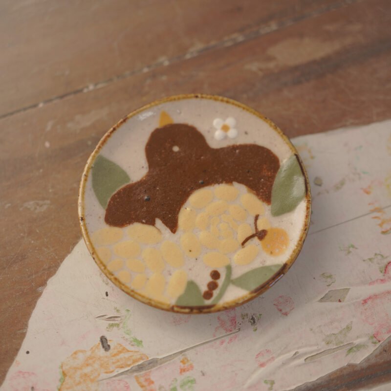 Pájaro con flor amarilla / plato pequeño