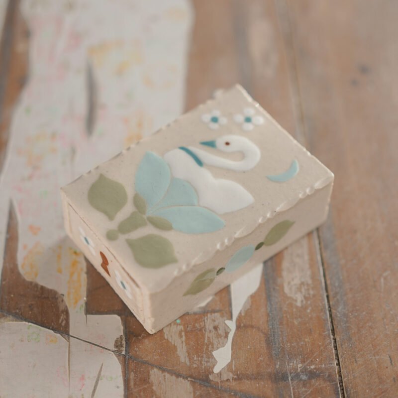 cisne con tulipán celeste / Caja matchbox