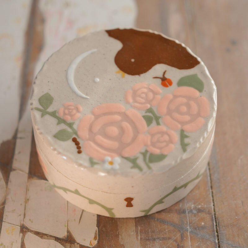Pájaro en un jardín de rosas / Caja