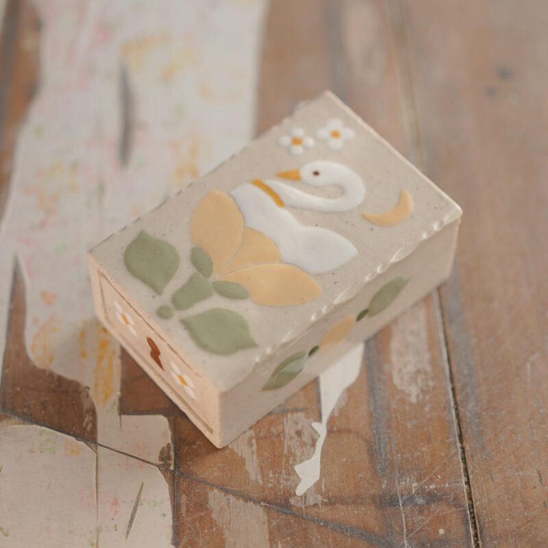cisne con tulipán amarillo / Caja matchbox