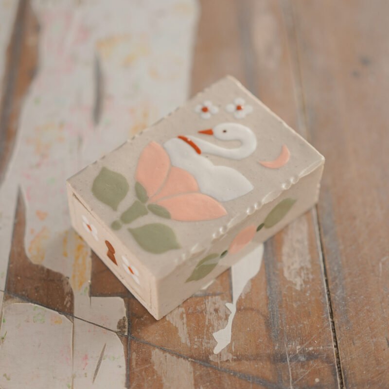 cisne con tulipán rosa / Caja matchbox