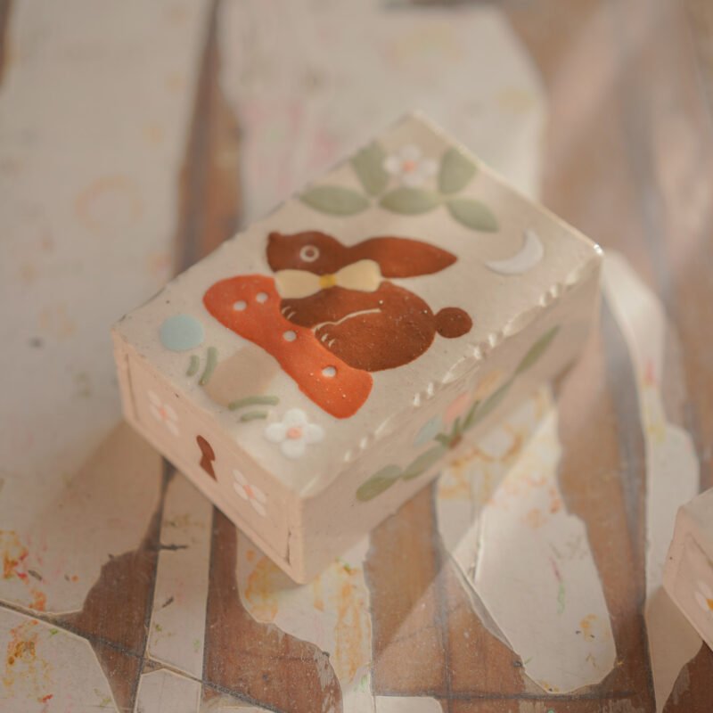 conejo con moño amarillo / Caja matchbox