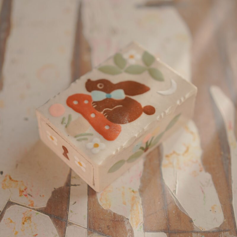 conejo con moño celeste / Caja matchbox