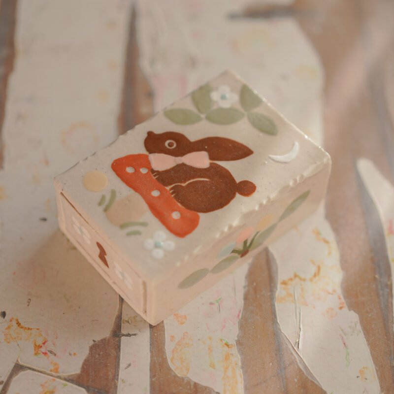 conejo con moño rosa / Caja matchbox