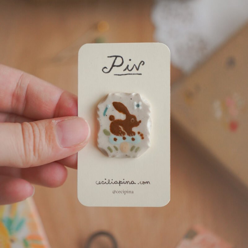 conejo sobre hongo celeste / broche