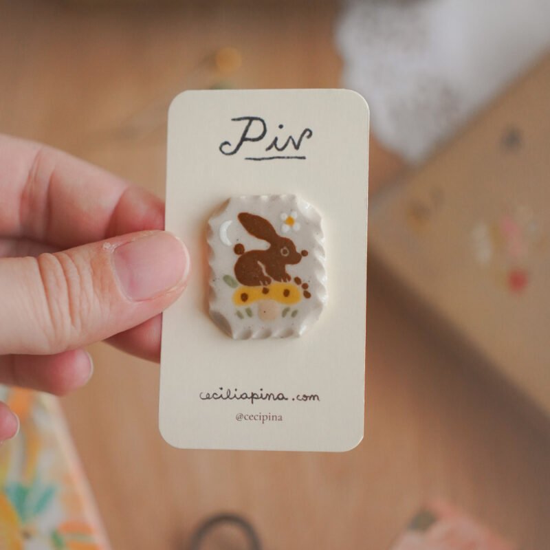 conejo sobre hongo amarillo / broche
