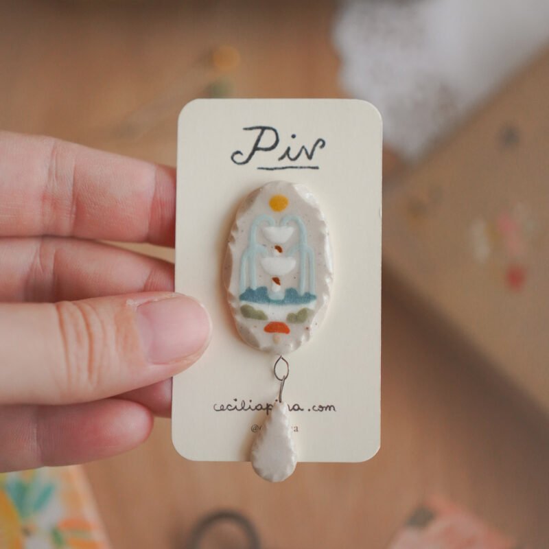 fuente con lagrima blanca / broche charm