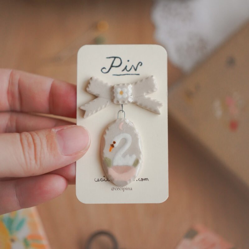 cisne en lago rosa con moño / broche charm