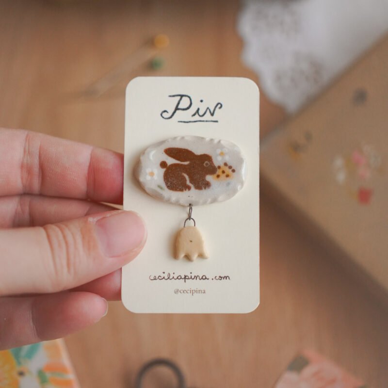 conejo con campanita / broche charm