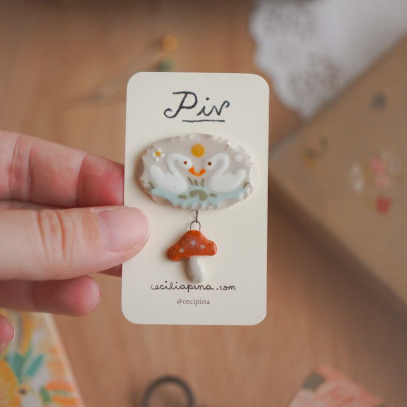 cisnes en el lago con honguito / broche charm
