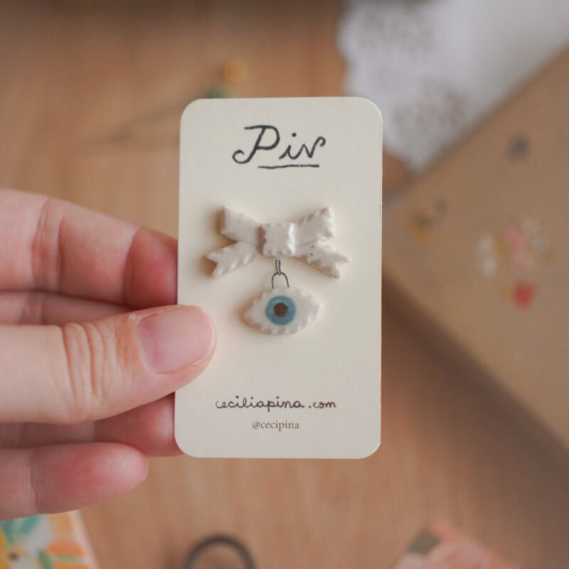 ojo místico con moño blanco / broche charm