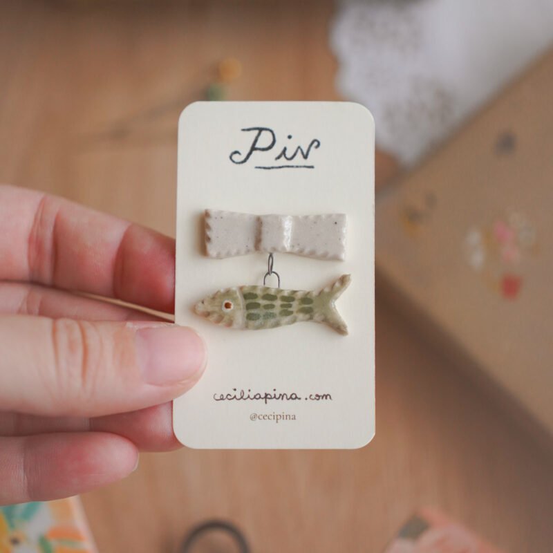 pez verde con moño / broche charm